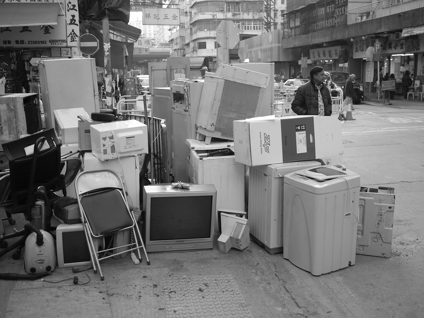 second-hand-electrical-goods-in-the-street-sham-shui-po-11-january