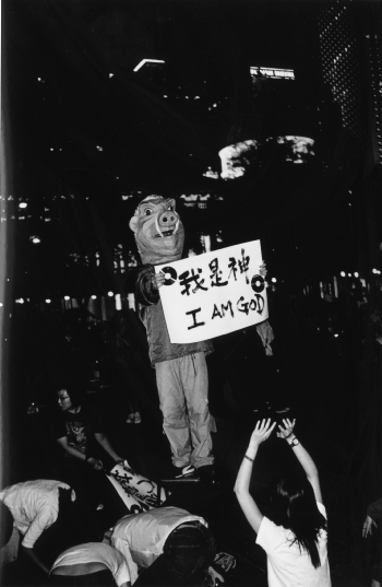 Performance at the 'Art Action for Peace', Chater Garden, Central, 27 October 2002