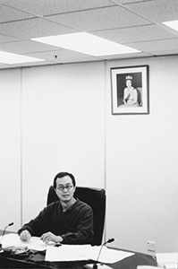 Benny Chia with a portrait of Queen Elizabeth II, after a meeting of the HK Arts Development Council's Visual Art Committee, held in the offices of the Government's then Recreation and Culture Branch, 6 May 1995.