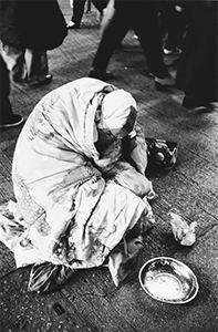 Beggar with face hidden, near Sogo department store, Causeway Bay, 18 January 1998
