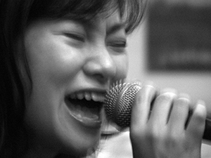 Elaine Liu performing at the Fringe Club, 28 November 2004