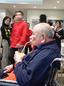 Tsang Tsou Choi, the 'King of Kowloon', a guest at the opening of the restaurant Kin's Kitchen in North Point, 28 November 2004