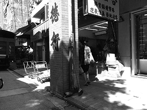 Street scene, Queen's Road West, Sheung Wan, 17 January 2012