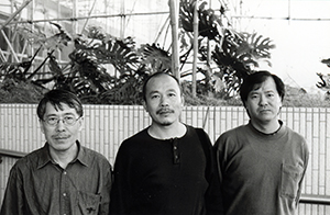 Sculptor Wang Keping (centre), and art historians Wan Qingli (left) and Edwin Lai (right), 4 November 1997