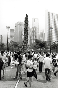 Crowds in front of the Pillar of Shame, Victoria Park, 31 May 1998