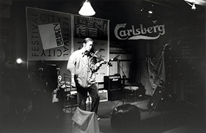 Kung Chi Shing playing electric violin in The Fringe Club, Lower Albert Road, Central, 31 January 1999