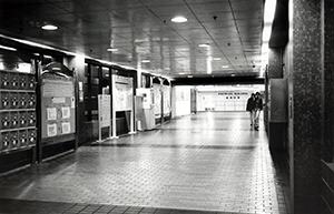 Passageway from the K.K. Leung Building to the Knowles Building, The University of Hong Kong, Pokfulam, 17 March 1999