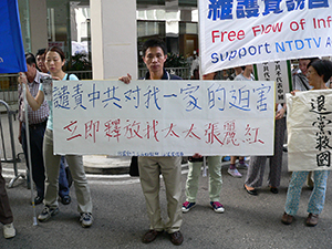 Banners on the June Fourth march from Victoria Park to Central, 29 May 2005