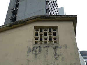 Old building, Wanchai, 12 May 2005