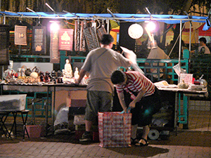 Stall in Temple Street at night, Yau Ma Tei, 2 October 2005