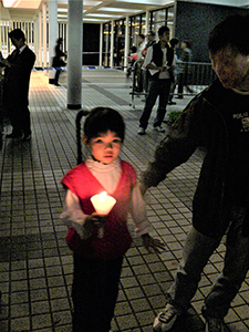 Young girl with candle at a protest against the removal of Queen's Pier, 24 December 2006