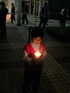 Young girl with candle at a protest rally against the removal of Queen's Pier, 24 December 2006
