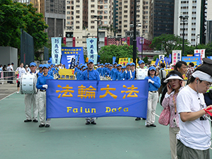 Falun Gong marching, Victoria Park, 1 July 2007