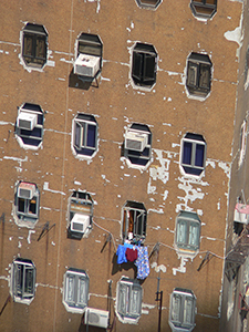 Building with weathered exterior, Sheung Wan, 29 October 2004