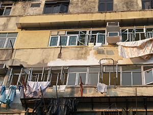 Laundry and windows of a building, To Kwa Wan, 9 October 2004