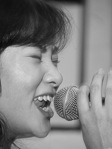 Elaine Liu, performance at the  Fringe Club, 28 November 2004