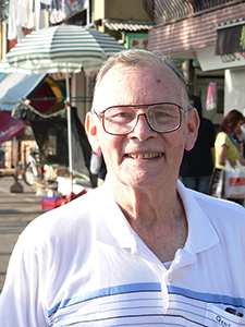 Former HKU Senior Common Room staff member encountered on Cheung Chau, 14 November 2004