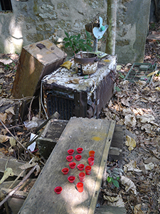 Outside an abandoned house above Shek Pai Wan, Lamma Island, 23 October 2012