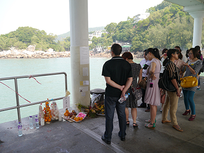 Memorial on the Yung Shue Wan Ferry pier to the victims of the 1 October 2012 Lamma Island ferry collision, 23 October 2012