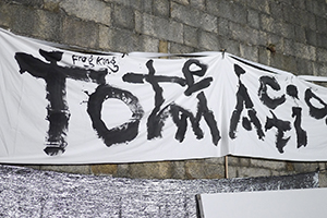 Frog King (Kwok Mang Ho) installation, Chancery Lane, Central, 26 September 2014