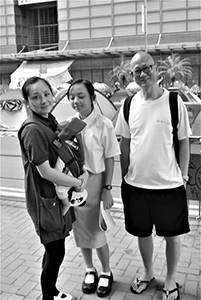 Artists Au Hoi Lam (left), Lui Chun Kwong (right) and their family, Tim Mei Avenue, Admiralty, 25 October 2014