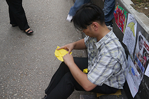 Origami at the Mongkok Umbrella Movement occupation site, Nathan Road, 26 October 2014