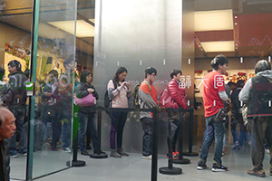 People lining up in the Apple Store, Kai Chiu Road, Causeway Bay, 13 December 2014