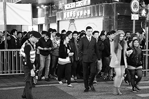 People crossing the street, Queen's Road Central, 31 December 2014