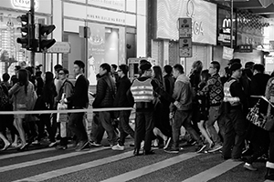 People crossing the street, Queen's Road Central, Central, 31 December 2014