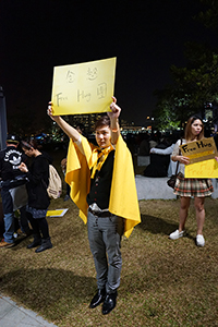 People holding signs offering free hugs, Tamar Park, 31 December 2014