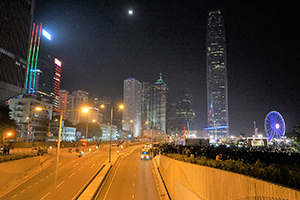 Police and a crowd in Lung Wo Road, Admiralty, 1 January 2015