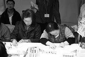 People drawing faces, Sheung Wan Cultural Square, 11 January 2015