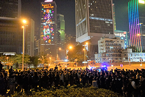 Police and protesters on Lung Wo Road, Admiralty, 1 January 2015