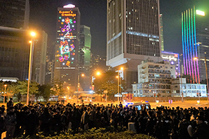 Police and protesters on Lung Wo Road, Admiralty, 1 January 2015