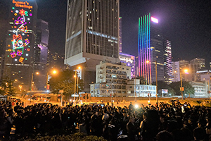 Police and protesters on Lung Wo Road, Admiralty, 1 January 2015