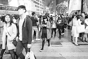 Street scene at night, East Point Road and Hennessy Road, Causeway Bay, 18 February 2015