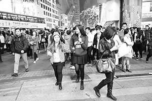 Street scene at night, East Point Road and Hennessy Road, Causeway Bay, 18 February 2015
