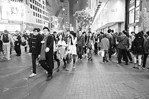 Street scene at night, Hennessy Road, Causeway Bay, 18 February 2015