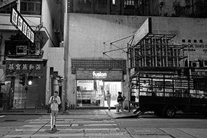 Street view, Queen's Road Central, Sheung Wan, 5 June 2015