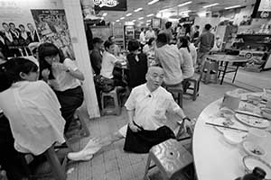 The owner of Tung Po Kitchen entertaining guests, Java Road Market and Cooked Food Centre, North Point, 18 September 2015