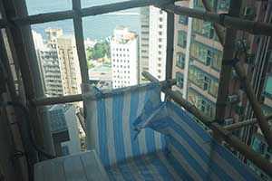 Bamboo scaffolding on the exterior of a building, Sheung Wan, 24 September 2015