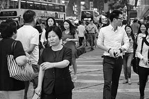 Street scene at night, Hennessy Road, Causeway Bay, 29 October 2015