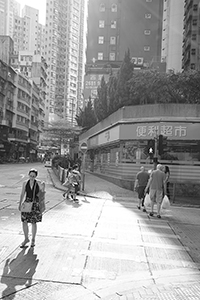 Street scene at the junction of Queen's Road West and Queen Street, Sheung Wan, 31 October 2015