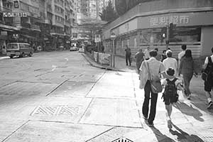 Street scene at the junction of Queen's Road West and Queen Street, Sheung Wan, 31 October 2015