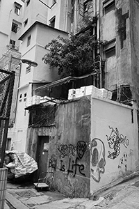 Building with graffiti, Sutherland Street, Sheung Wan, 3 October 2015