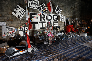 Frog King (Kwok Mang Ho) performance, Chancery Lane, Central, 1 December 2015