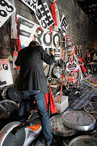 Frog King (Kwok Mang Ho) performance, Chancery Lane, Central, 1 December 2015