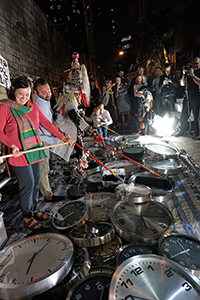 Frog King (Kwok Mang Ho) performance, Chancery Lane, Central, 1 December 2015