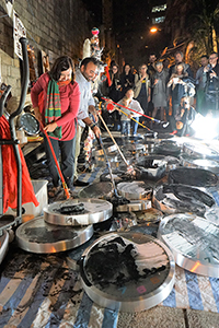 Frog King (Kwok Mang Ho) performance, Chancery Lane, Central, 1 December 2015