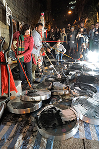 Frog King (Kwok Mang Ho) performance, Chancery Lane, Central, 1 December 2015